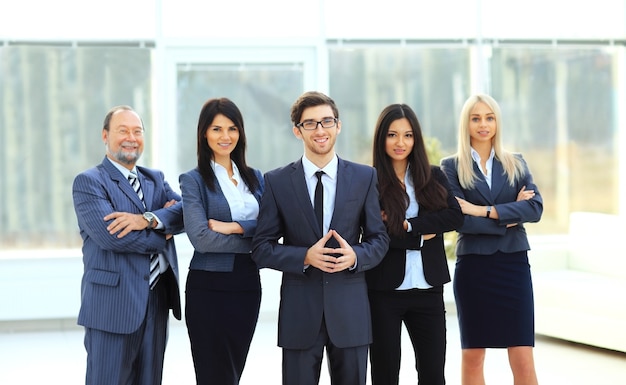 Diretor e equipe de negócios no plano de fundo do escritório