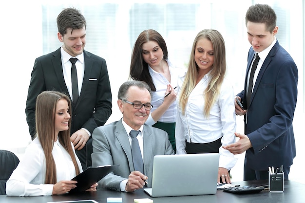 Diretor e equipe de negócios olhando para a tela do laptop