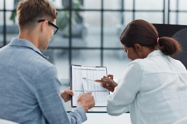 Diretores executivos analisando relatórios financeiros