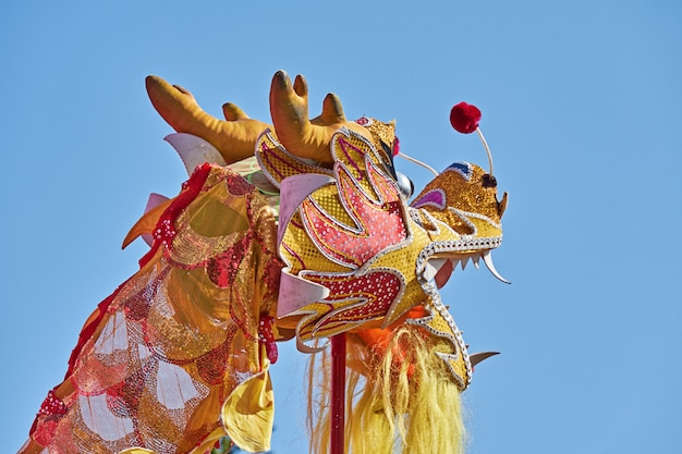 Dirígete a Dragona Chino contra el cielo azul durante la celebración del Nuevo Sí Chino