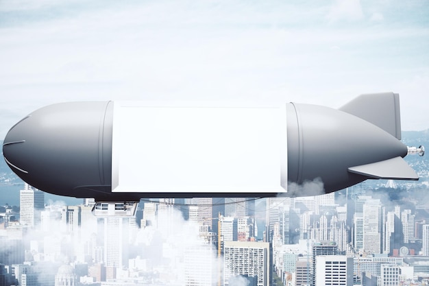 Dirigible gris con ciudad de cartelera