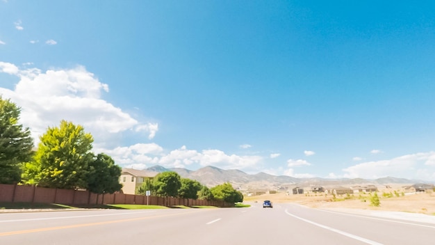 Dirigindo em estrada pavimentada perto do reservatório de Chatfield ao sul de Denver.