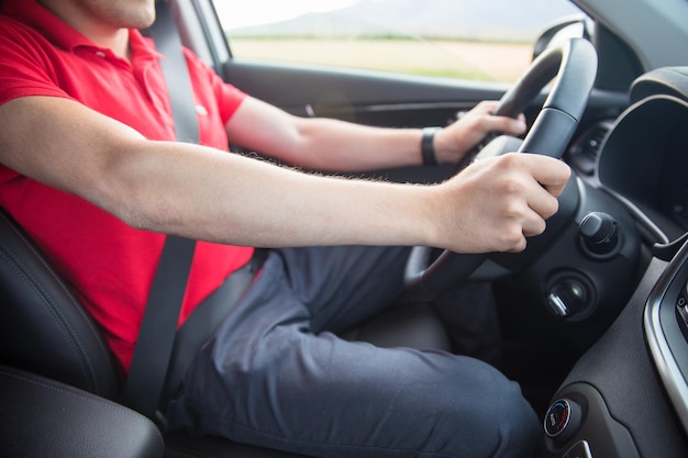 Dirigindo o volante das mãos