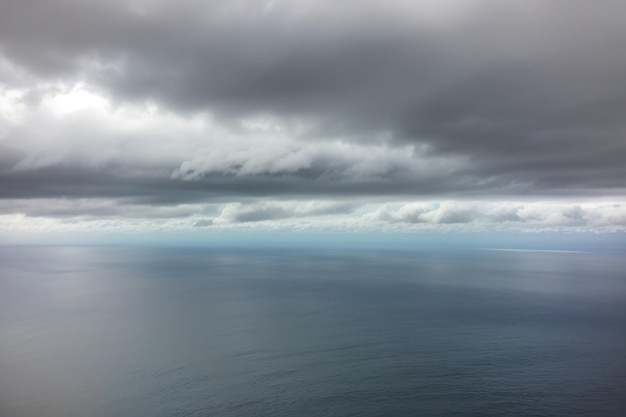 Dirigindo-se sobre o Oceano Pacífico numa manhã nublada