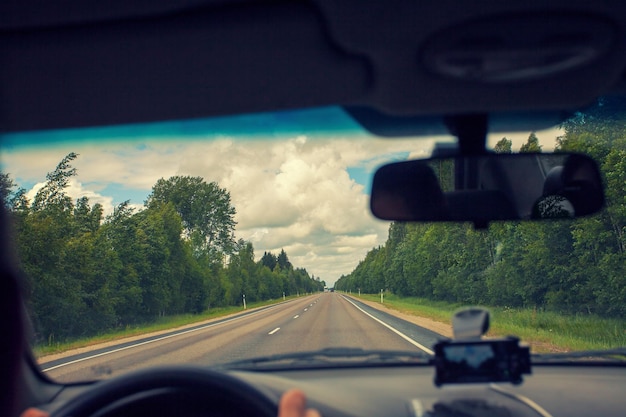 Foto dirigindo um carro na estrada asfaltada