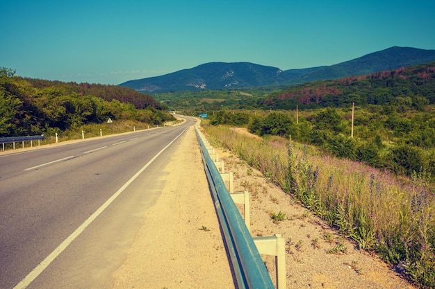 Dirigindo um carro na estrada da montanha