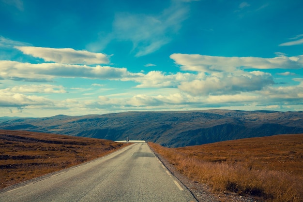 Dirigindo um carro na estrada de montanha Natureza Noruega Círculo polar O caminho para Nordkapp