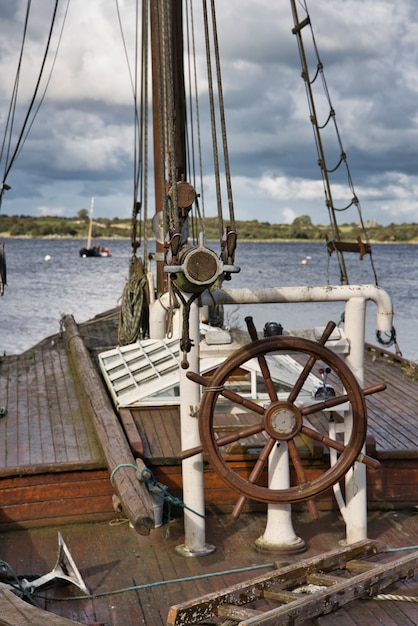 Dirija el volante del barco de un viejo velero en Irlanda.