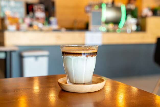 Dirty Coffee: un vaso de espresso mezclado con leche fresca fría en la cafetería, cafetería y restaurante.