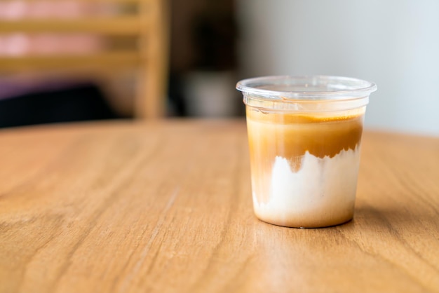 Dirty Coffee: un vaso de espresso mezclado con leche fresca fría en la cafetería, cafetería y restaurante.