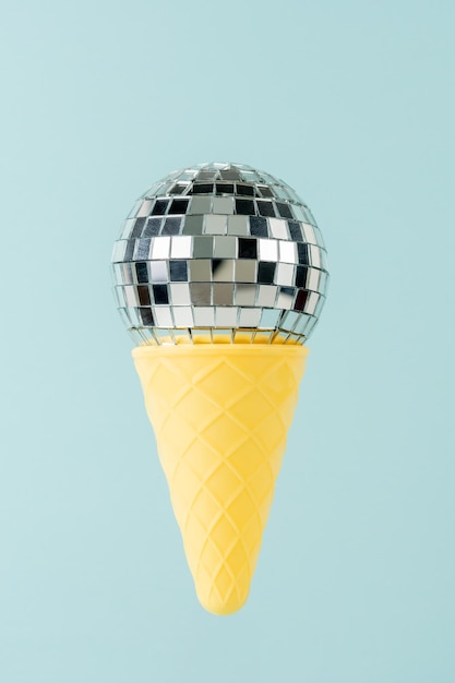 Foto disco-ball-eiscreme auf hellblauem hintergrund minimal-party-konzept