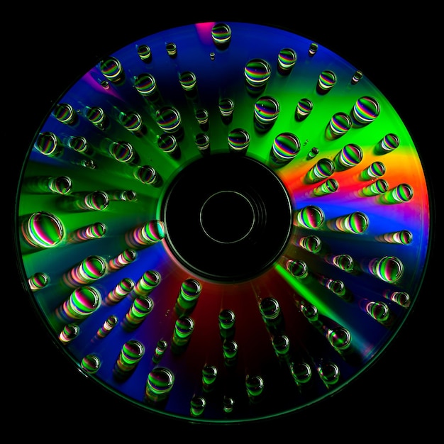 Foto disco cd dvd con gotas de agua