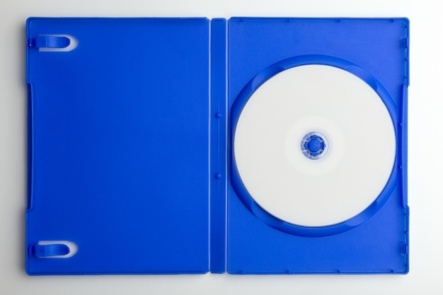 Foto disco compacto con una superficie en blanco en una caja de dvd azul abierta