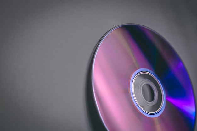 Disco de CD e DVD disposto em uma superfície plana