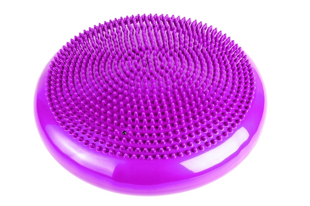 Disco de equilíbrio inflável roxo isolado em fundo branco Também é conhecido como disco de oscilação de disco de estabilidade e almofada de equilíbrio