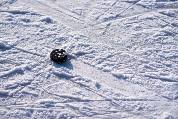 Disco de hóquei está na neve closeup