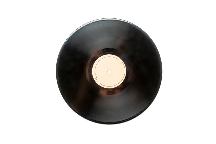 Foto disco de vinil com etiqueta isolada na superfície branca b