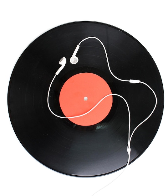 Disco de vinil preto e fones de ouvido isolados em branco