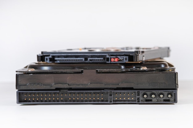 Disco duro aislado sobre un fondo blanco. Unidad de disco duro HDD de la computadora. Memoria de almacenamiento de la computadora