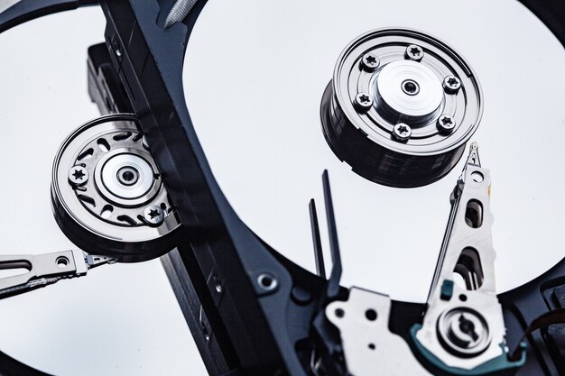 Un disco duro de computadora abierto para su reparación. HDD. Componentes para ps. Almacenamiento y restauración de datos digitales