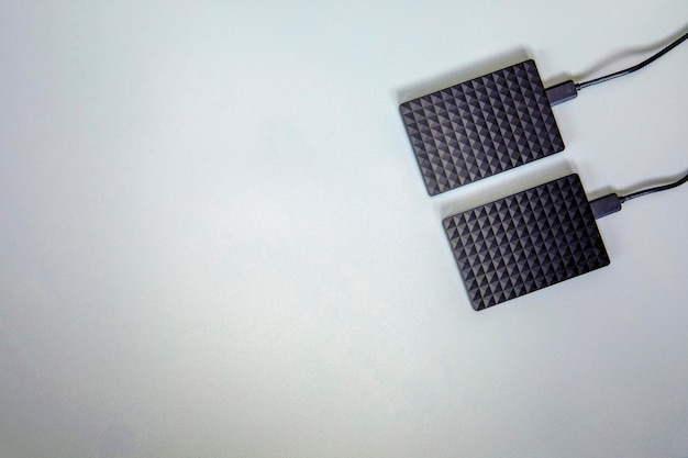 Disco duro portátil negro HDD aislado sobre fondo gris Espacio de copia de vista superior plano fresco Datos