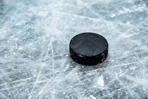 Disco de hockey se encuentra en el primer plano de la nieve