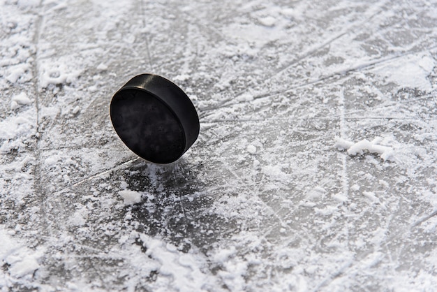 Disco de hockey se encuentra en el primer plano de la nieve
