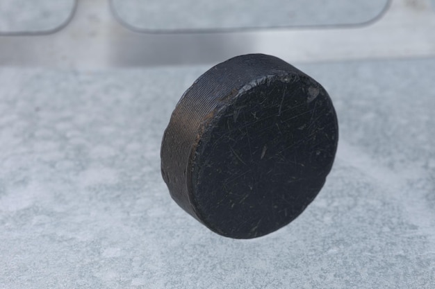 disco de hockey negro sobre hielo