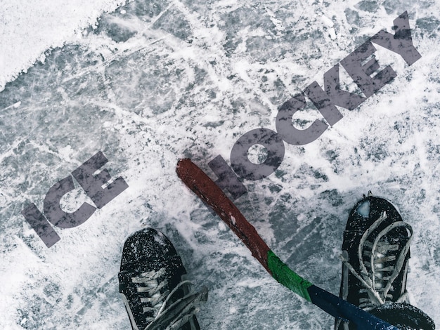 Disco de hockey y palo en la textura del hielo, copyspace y texto b