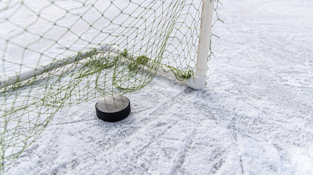 Disco de hockey en primer plano de la portería