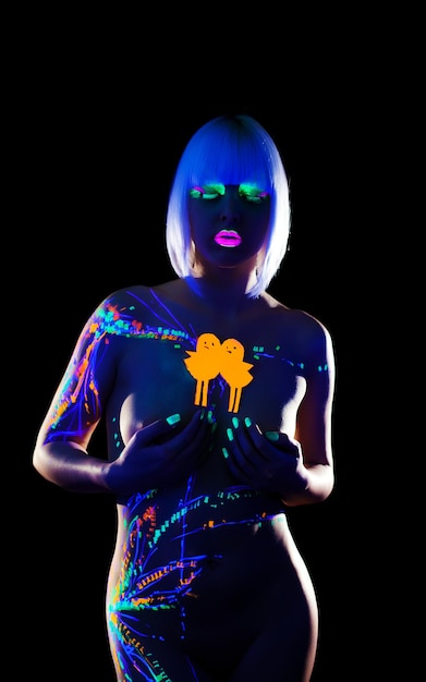 Foto disco-mädchen posiert nackt und bedeckt ihre brust mit der hand