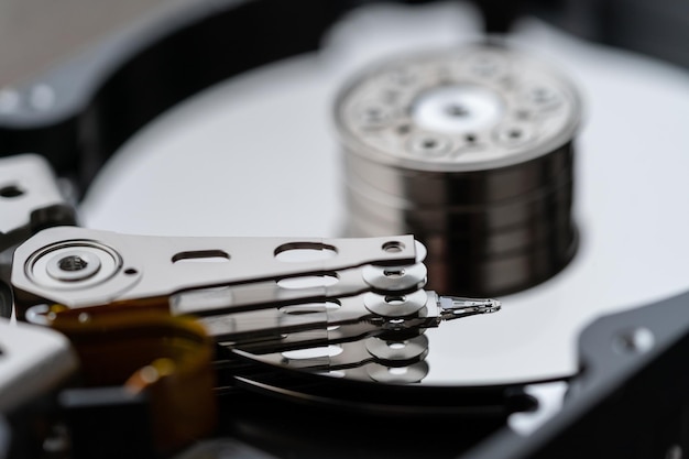 Disco rígido aberto após a desmontagem durante o reparo ou serviço macro tiro computador portátil hdd dentro