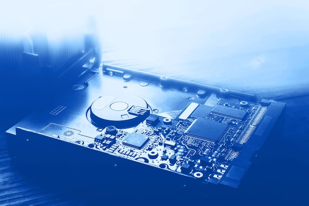 Disco rígido Azul tonificando um disco rígido de computador Microchips e dados de armazenamento de componentes de PC