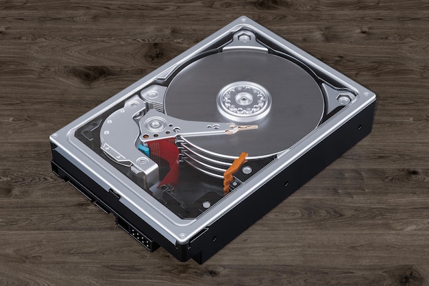 Foto disco rígido hdd no fundo de madeira renderização 3d