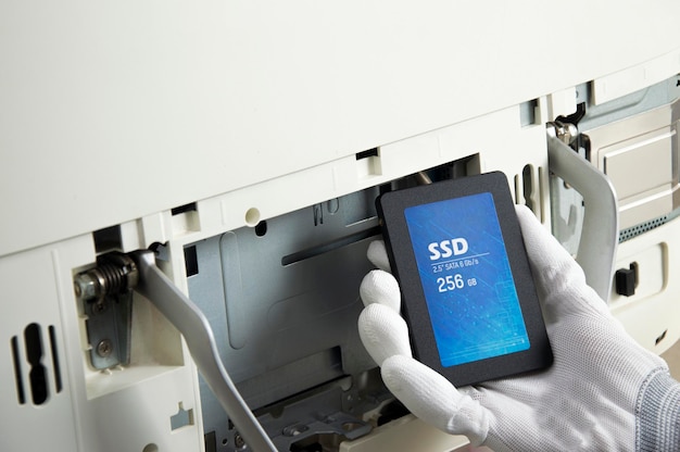 Disco rígido ssd de 25 polegadas que o técnico está instalando no computador