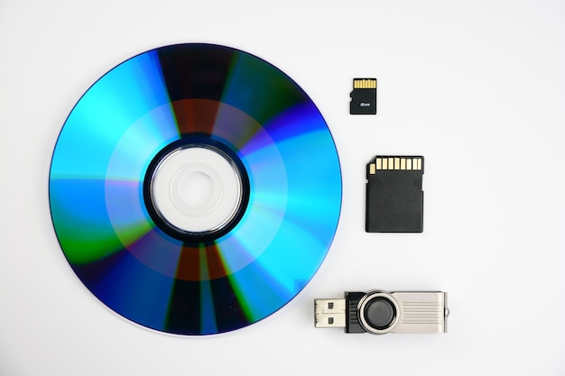 Foto disco sd, um flash e dois chips isolados em um fundo branco