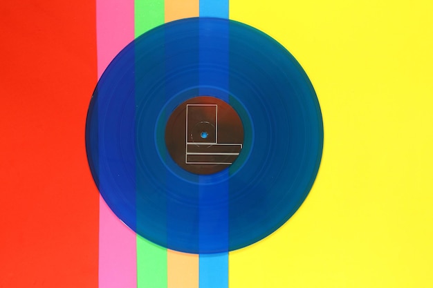 Disco de vinilo azul sobre un fondo colorido Estilo retro Vista superior