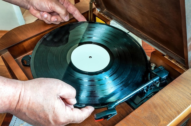 Disco de vinilo en mano humana