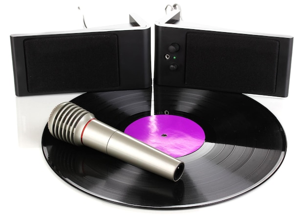 Disco de vinilo negro con altavoces y micrófono aislado en blanco