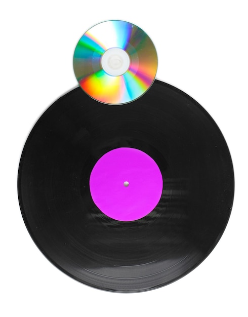 Disco de vinilo negro y disco CD aislado en blanco