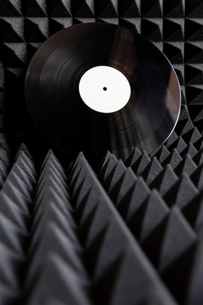 Disco de vinilo en panel de aislamiento acústico Estudio de grabación de concepto musical
