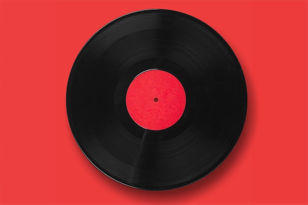 Disco de vinilo sobre un fondo de color. Viejo disco de vinilo vintage aislado