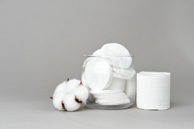 Discos de algodón para el cuidado de la piel en un frasco sobre papel