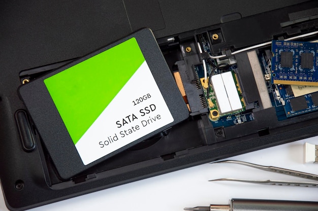Discos rígidos SSD de 25 polegadas hoje em dia estão em grande demanda