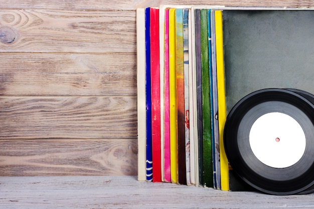 Discos de vinilo y auriculares en la mesa. Disco de vinilo vintage