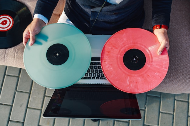 Discos de vinilo multicolores en una laptop