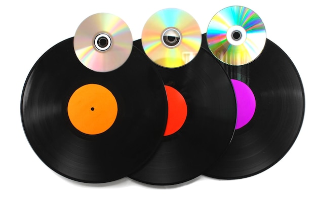 Discos de vinilo negro y discos CD aislados en blanco