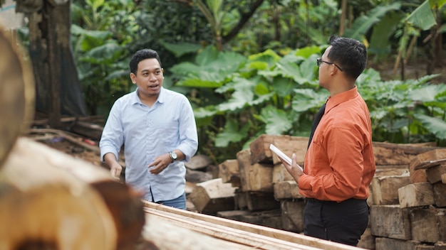 Discusión de empresario asiático en artesanía en madera