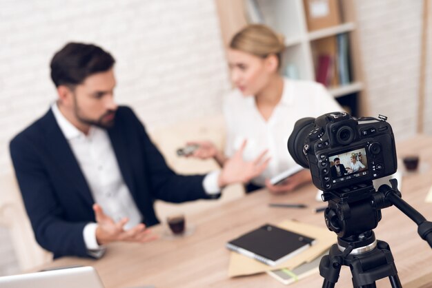 Discusión entre empresario y empresaria.