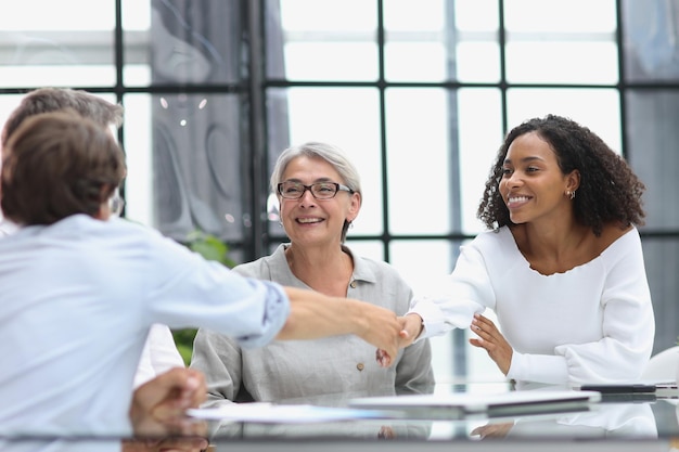 Discusión de empresarios exitosos en la oficina.